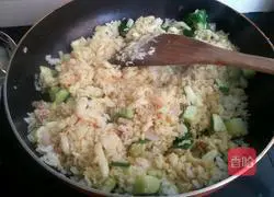 Illustration of how to make curry fresh squid and egg fried rice 7