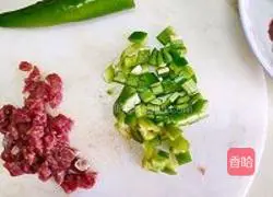 Illustration of how to make black pepper steak and egg fried rice 1