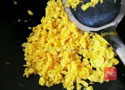 Illustration of how to make vegetarian Sanxian dumplings 6