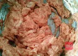 Illustration of how to make pork and cabbage dumplings 4