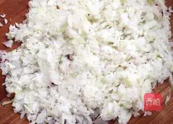 Illustration of how to make pork, mushroom, and green onion dumplings 1