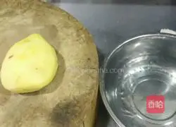 Illustration of how to make pan-fried potato pancakes 1