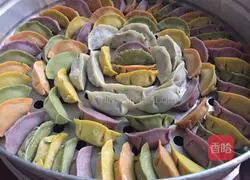 Illustration of how to make five-color leek dumplings 11