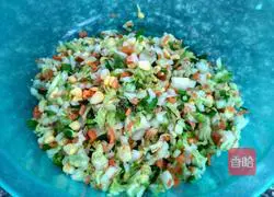 Illustration of how to make cabbage, carrot and meat buns 6