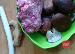 Illustration of making large wontons stuffed with mushrooms and meat 1