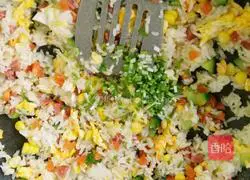 Illustration of how to make colorful fried rice 9