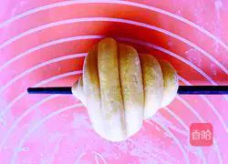 Illustration of how to make pumpkin conch steamed buns 18