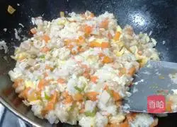 Illustration of how to make egg fried rice 15