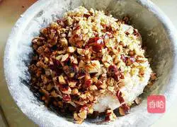 Illustration of how to make walnut, red date and brown sugar steamed buns 5