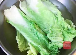 Illustration of how to make cabbage, clam and pork dumplings 2