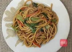 Illustration of how to make fried noodles with shredded vegetables and pork 4