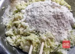 Illustration of how to make zucchini soft pancake 4