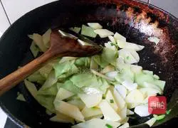 Illustration of how to make potato fried noodles 9