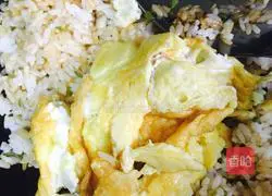 Illustration of how to make fried rice with chives and eggs 9