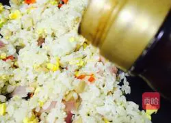 Illustration of how to make egg fried rice 11