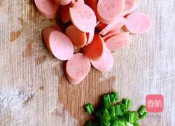 Illustration of how to make fried rice with ham sausage 1