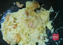 Illustration of how to make shrimp and chili fried rice 7