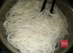 Illustration of how to make fried noodles with shredded chicken 3
