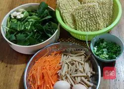 Illustration of how to make fried noodles with chicken, ham and sausage 1