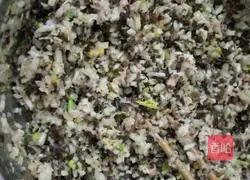 Illustration of how to make pork, cabbage and fungus dumplings 2