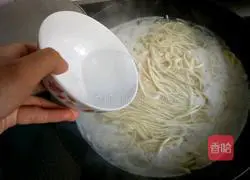 Illustration of how to make vegetarian three-silk fried noodles 7