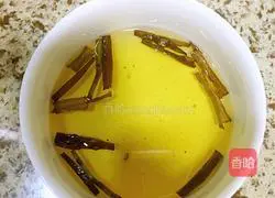 Illustration of how to make noodles with scallion oil 2