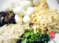 Illustration of how to make spicy rice noodles with shredded chicken 1