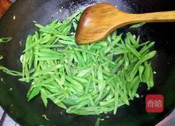 Illustration of how to make Tianyuan fried noodles 6