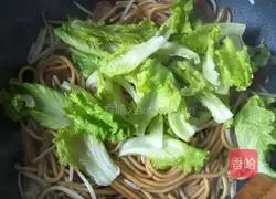 Illustration of how to make sausage and cumin fried noodles 7