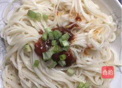 Illustration of how to make noodles with scallion oil 3