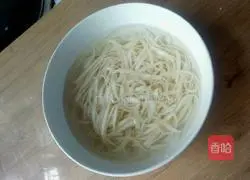 Illustration of how to make stir-fried noodles with shredded vegetables and pork 4