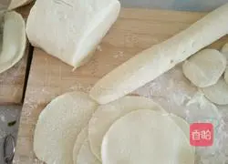 Illustration of how to make dumplings stuffed with diced chives and meat 1