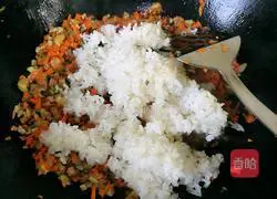 Illustration of how to make fried rice with carrots, mushrooms and minced meat 6