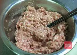 Illustration of how to make pork and mushroom dumplings 4