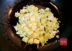 Illustration of how to make colorful pineapple fried rice 6