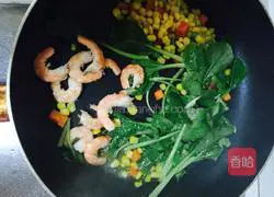 Illustration of how to make shrimp and egg fried rice 8