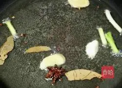 Illustration of making homemade shrimp oil (shrimp meat for dumpling stuffing, waste shrimp heads for shrimp oil)