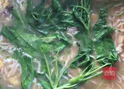 Illustration of how to make egg water spinach noodles 6