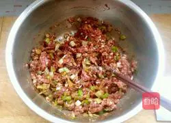 Illustration of how to make beef and carrot dumplings 2