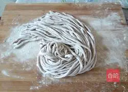 Illustration of making fried sauce and purple potato noodles 17