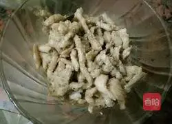 Illustration of how to make stir-fried mung bean cakes with shredded green garlic and pork 7