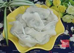 Illustration of how to make pork and sophora flower filling dumplings 25