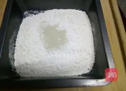 Illustration of how to cut steamed buns with a knife 1