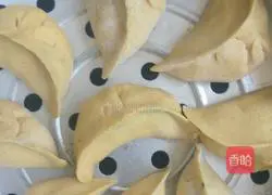 Two mixed with bread...Illustration of how to make leek, egg and shrimp skin filling 14