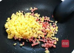 Illustration of how to make ham and potato fried rice 4