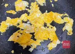 Illustration of how to make egg and fungus fried rice 4