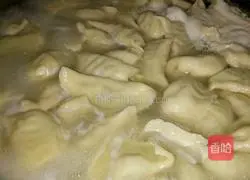 Illustration of how to make coriander meat dumplings 5