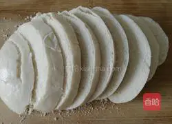 Illustration of how to make golden steamed bun slices 2