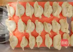 Illustration of how to make leek and meat dumplings 9