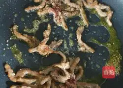 Illustration of how to make black pepper beef tenderloin fried pasta 2